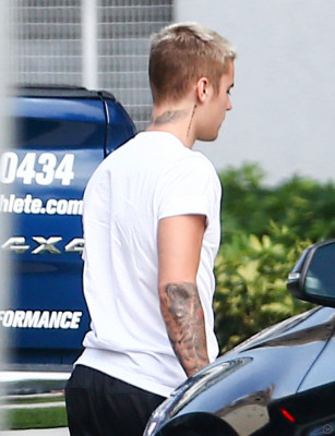 16.04 | Justin Bieber é fotografado em Miami, Flórida