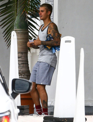 17.04 | Justin Bieber é fotografado em Miami, Flórida