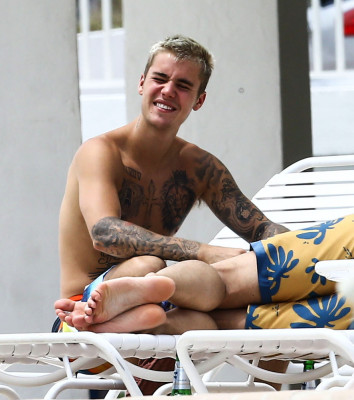 17.04 | Justin Bieber é fotografado em Miami, Flórida