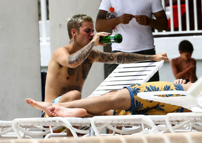 17.04 | Justin Bieber é fotografado em Miami, Flórida