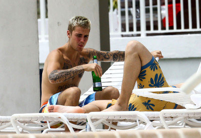 17.04 | Justin Bieber é fotografado em Miami, Flórida