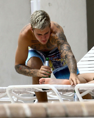 17.04 | Justin Bieber é fotografado em Miami, Flórida