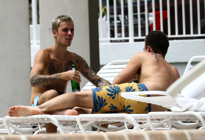 17.04 | Justin Bieber é fotografado em Miami, Flórida