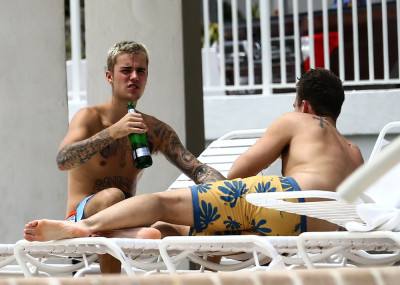 17.04 | Justin Bieber é fotografado em Miami, Flórida