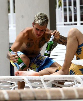 17.04 | Justin Bieber é fotografado em Miami, Flórida