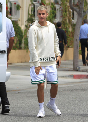 25.04 | Justin Bieber é fotografado em Beverly Hills, na Califórnia