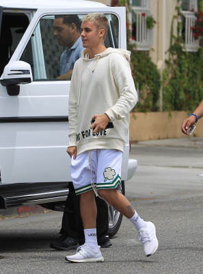 25.04 | Justin Bieber é fotografado em Beverly Hills, na Califórnia