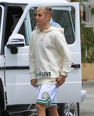 25.04 | Justin Bieber é fotografado em Beverly Hills, na Califórnia