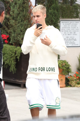 25.04 | Justin Bieber é fotografado em Beverly Hills, na Califórnia
