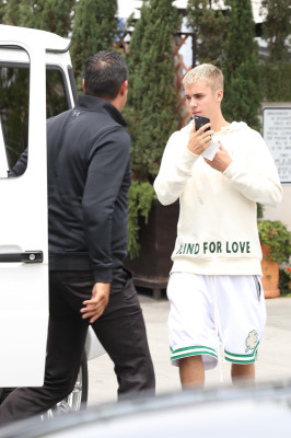 25.04 | Justin Bieber é fotografado em Beverly Hills, na Califórnia