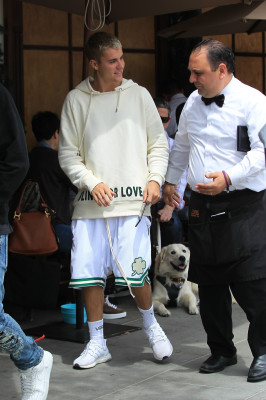 25.04 | Justin Bieber é fotografado em Beverly Hills, na Califórnia