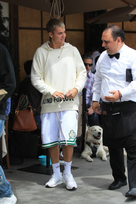 25.04 | Justin Bieber é fotografado em Beverly Hills, na Califórnia