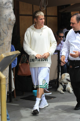 25.04 | Justin Bieber é fotografado em Beverly Hills, na Califórnia