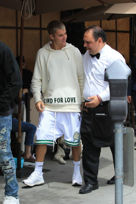 25.04 | Justin Bieber é fotografado em Beverly Hills, na Califórnia