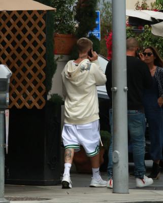 25.04 | Justin Bieber é fotografado em Beverly Hills, na Califórnia