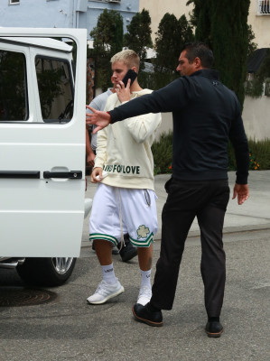 25.04 | Justin Bieber é fotografado em Beverly Hills, na Califórnia