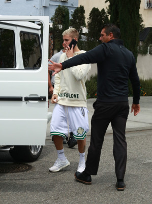25.04 | Justin Bieber é fotografado em Beverly Hills, na Califórnia
