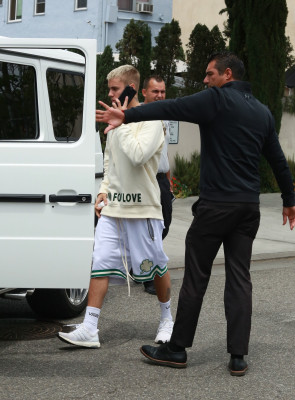 25.04 | Justin Bieber é fotografado em Beverly Hills, na Califórnia