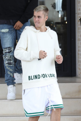 25.04 | Justin Bieber deixando a loja Barneys New York em Beverly Hills, CA