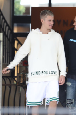 25.04 | Justin Bieber deixando a loja Barneys New York em Beverly Hills, CA