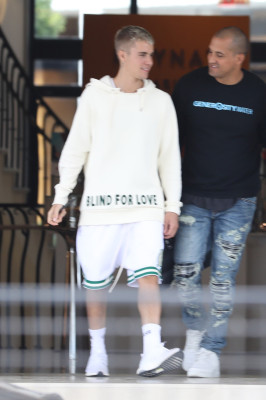 25.04 | Justin Bieber deixando a loja Barneys New York em Beverly Hills, CA