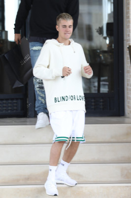 25.04 | Justin Bieber deixando a loja Barneys New York em Beverly Hills, CA