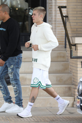 25.04 | Justin Bieber deixando a loja Barneys New York em Beverly Hills, CA