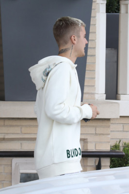 25.04 | Justin Bieber deixando a loja Barneys New York em Beverly Hills, CA