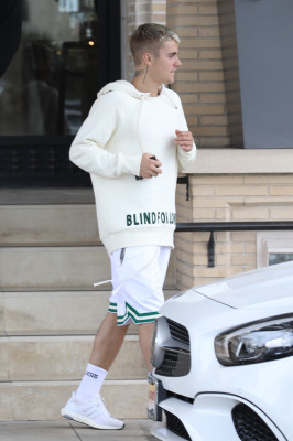 25.04 | Justin Bieber deixando a loja Barneys New York em Beverly Hills, CA