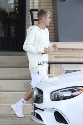 25.04 | Justin Bieber deixando a loja Barneys New York em Beverly Hills, CA