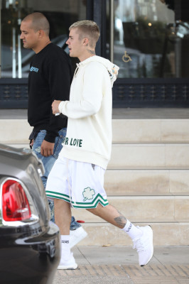 25.04 | Justin Bieber deixando a loja Barneys New York em Beverly Hills, CA