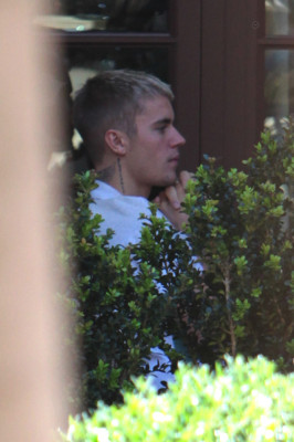 25.04 | Justin Bieber no restaurante Georgie em Beverly Hills, CA