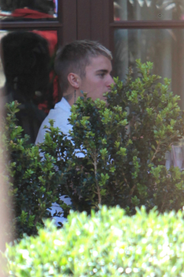 25.04 | Justin Bieber no restaurante Georgie em Beverly Hills, CA
