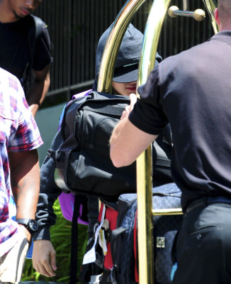 19.07 | Justin Bieber indo para seu ônibus de turnê de Reno à Los Angeles