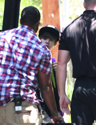 19.07 | Justin Bieber indo para seu ônibus de turnê de Reno à Los Angeles