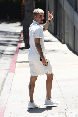 28.04 | Justin Bieber chegando em um restaurante em West Hollywood, CA