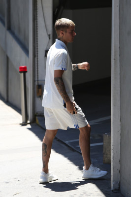 28.04 | Justin Bieber chegando em um restaurante em West Hollywood, CA