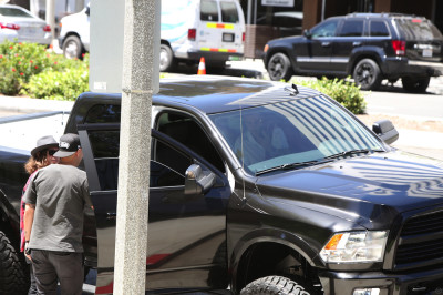 28.04 | Justin Bieber chegando em um restaurante em West Hollywood, CA