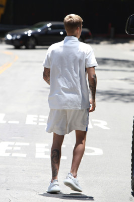 28.04 | Justin Bieber chegando em um restaurante em West Hollywood, CA