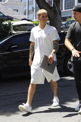 28.04 | Justin Bieber é visto pelas ruas de Beverly Hills, CA