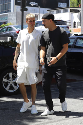 28.04 | Justin Bieber é visto pelas ruas de Beverly Hills, CA