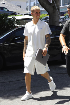28.04 | Justin Bieber é visto pelas ruas de Beverly Hills, CA