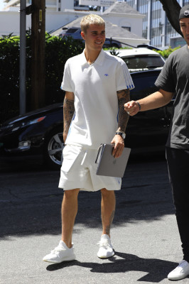 28.04 | Justin Bieber é visto pelas ruas de Beverly Hills, CA