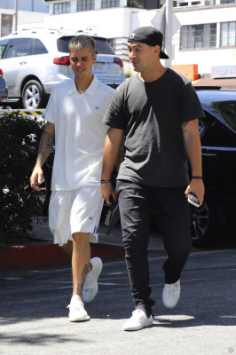28.04 | Justin Bieber é visto pelas ruas de Beverly Hills, CA
