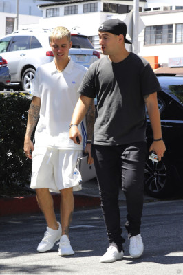 28.04 | Justin Bieber é visto pelas ruas de Beverly Hills, CA
