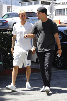 28.04 | Justin Bieber é visto pelas ruas de Beverly Hills, CA