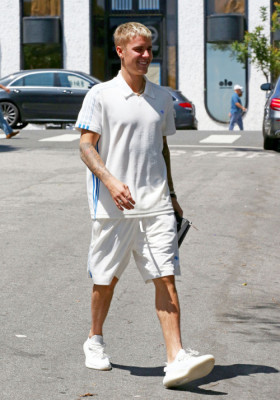 28.04 | Justin Bieber é visto pelas ruas de Beverly Hills, CA