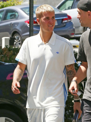 28.04 | Justin Bieber é visto pelas ruas de Beverly Hills, CA