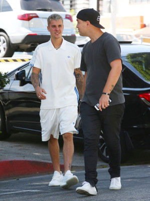 28.04 | Justin Bieber é visto pelas ruas de Beverly Hills, CA