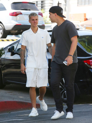 28.04 | Justin Bieber é visto pelas ruas de Beverly Hills, CA